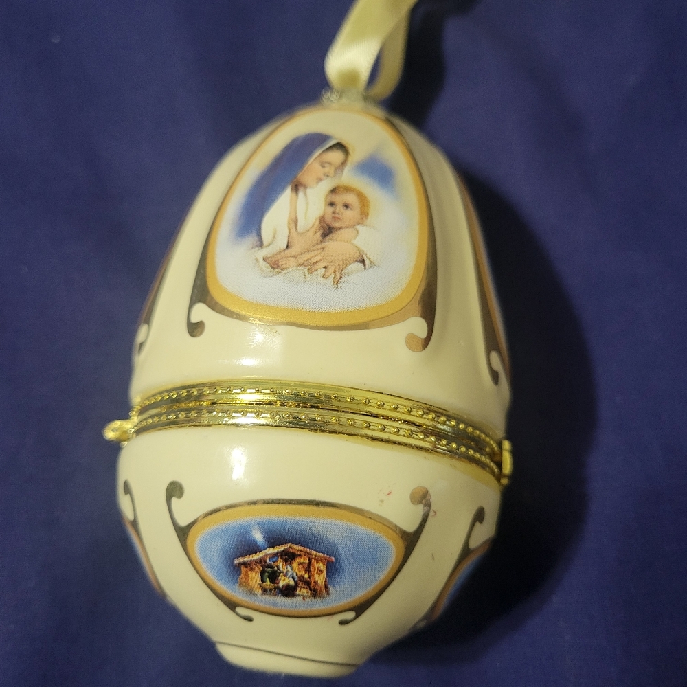Mr. Christmas Musical Egg Ornament Trinket Valerie Parr Hill Cream Mary & Baby